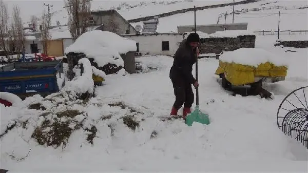 Karslı çiftçinin 'beyaz altın'ı; kar Karslı çiftçinin 'beyaz altın'ı; kar