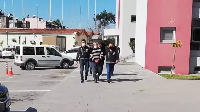 Son dakika haber! Adana'da kavgada yeğenini tüfekle öldürdüğü öne sürülen zanlı ile eşi tutuklandı Son dakika haber! Adana'da kavgada yeğenini tüfekle öldürdüğü öne sürülen zanlı ile eşi tutuklandı