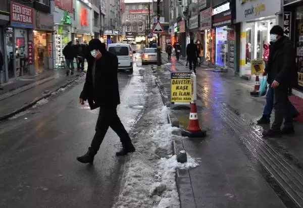 Kiraladıkları dairede kumar oynayan 15 kişiye gözaltı