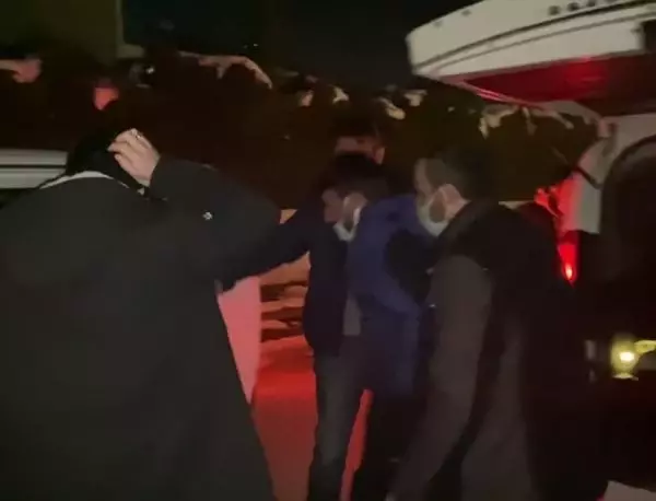 Kısıtlamada kaçarken yakalanan şüphelinin üzerindeki anahtar araç hırsızlığını ortaya çıkardı Kısıtlamada kaçarken yakalanan şüphelinin üzerindeki anahtar araç hırsızlığını ortaya çıkardı