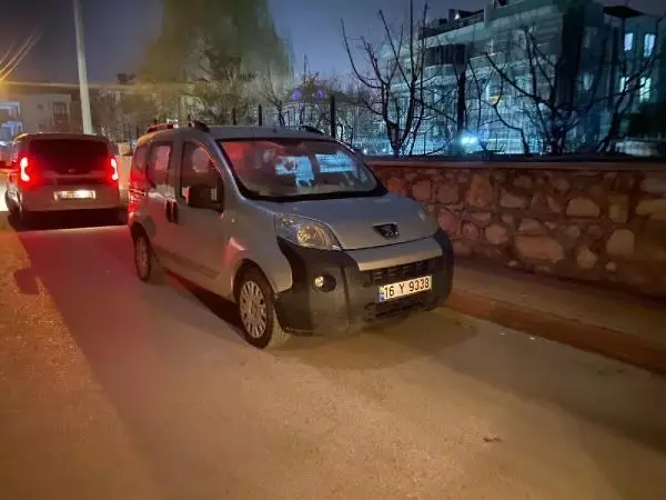 Kısıtlamada kaçarken yakalanan şüphelinin üzerindeki anahtar araç hırsızlığını ortaya çıkardı Kısıtlamada kaçarken yakalanan şüphelinin üzerindeki anahtar araç hırsızlığını ortaya çıkardı