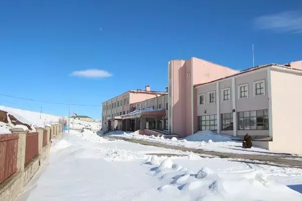 Koronavirüsle mücadele edilen hastaneyi ücretsiz boyadılar Koronavirüsle mücadele edilen hastaneyi ücretsiz boyadılar