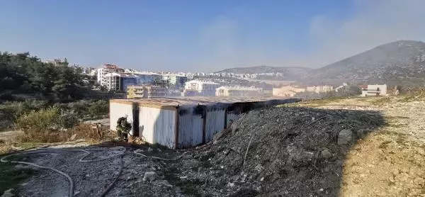 Kuşadası'nda, inşaat alanındaki konteynerlerde yangın Kuşadası'nda, inşaat alanındaki konteynerlerde yangın