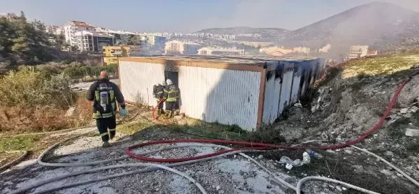 Kuşadası'nda, inşaat alanındaki konteynerlerde yangın