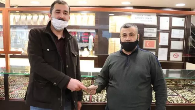 Kuyumcunun fazla verdiği parayı bir dakika bile düşünmeden geri teslim etti Kuyumcunun fazla verdiği parayı bir dakika bile düşünmeden geri teslim etti