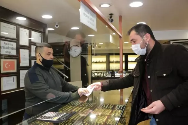 Kuyumcunun fazla verdiği parayı bir dakika bile düşünmeden geri teslim etti Kuyumcunun fazla verdiği parayı bir dakika bile düşünmeden geri teslim etti