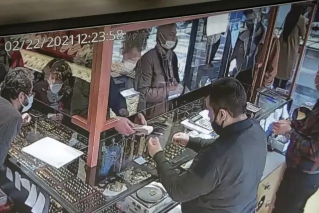Kuyumcunun fazla verdiği parayı bir dakika bile düşünmeden geri teslim etti Kuyumcunun fazla verdiği parayı bir dakika bile düşünmeden geri teslim etti
