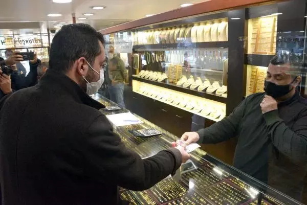 Kuyumcunun yanlışlıkla fazla verdiği 10 bin 800 lirayı iade etti Kuyumcunun yanlışlıkla fazla verdiği 10 bin 800 lirayı iade etti