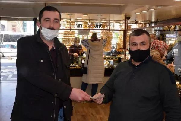 Kuyumcunun yanlışlıkla fazla verdiği 10 bin 800 lirayı iade etti Kuyumcunun yanlışlıkla fazla verdiği 10 bin 800 lirayı iade etti