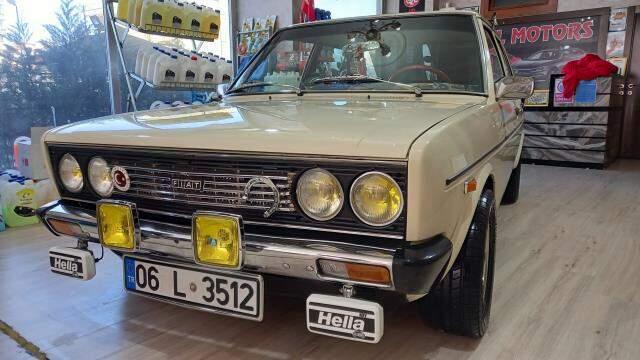 Mecbur kalmadıkça örtüsünü dahi açmadığı klasik otomobillerine gözü gibi bakıyor Mecbur kalmadıkça örtüsünü dahi açmadığı klasik otomobillerine gözü gibi bakıyor