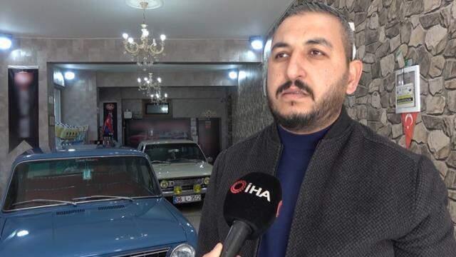 Mecbur kalmadıkça örtüsünü dahi açmadığı klasik otomobillerine gözü gibi bakıyor Mecbur kalmadıkça örtüsünü dahi açmadığı klasik otomobillerine gözü gibi bakıyor