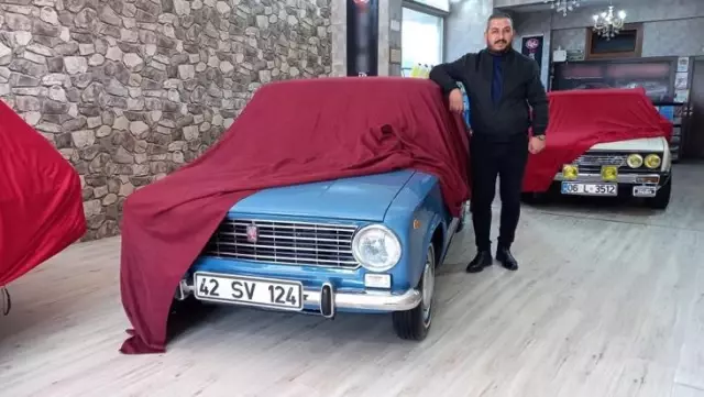 Mecbur kalmadıkça örtüsünü dahi açmadığı klasik otomobillerine gözü gibi bakıyor Mecbur kalmadıkça örtüsünü dahi açmadığı klasik otomobillerine gözü gibi bakıyor