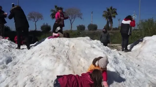Mersinli çocuklar Torosların zirvesinden getirilen karla sevindi Mersinli çocuklar Torosların zirvesinden getirilen karla sevindi