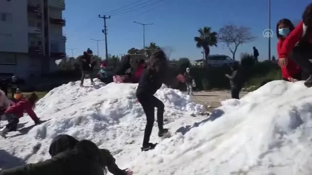 Mersinli çocuklar Torosların zirvesinden getirilen karla sevindi Mersinli çocuklar Torosların zirvesinden getirilen karla sevindi