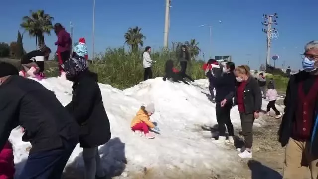Mersinli çocuklar Torosların zirvesinden getirilen karla sevindi Mersinli çocuklar Torosların zirvesinden getirilen karla sevindi