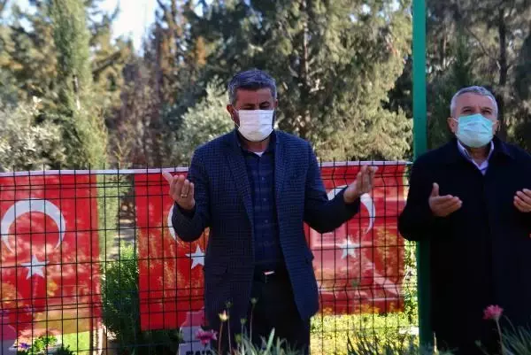 Şehit olan polis memuru kardeşlerin mezar taşları kırıldığını gören babadan duygusal sözler: Evlatsız yaşanır, ama vatansız yaşanmaz Şehit olan polis memuru kardeşlerin mezar taşları kırıldığını gören babadan duygusal sözler: Evlatsız yaşanır, ama vatansız yaşanmaz