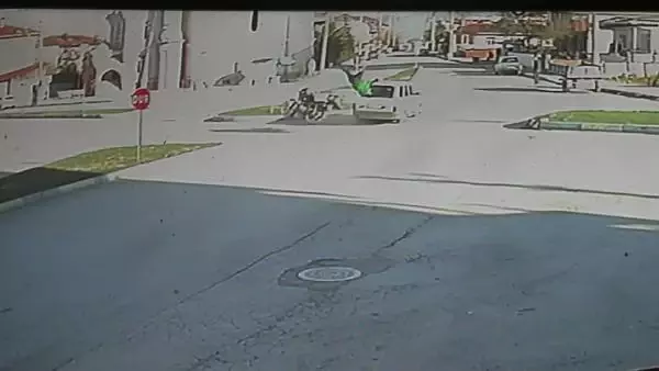 Motosikletin otomobille çarpıştığı kaza kamerada Motosikletin otomobille çarpıştığı kaza kamerada