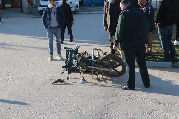 Motosikletin otomobille çarpıştığı kaza kamerada