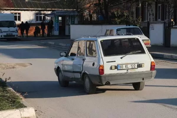 Motosikletin otomobille çarpıştığı kaza kamerada