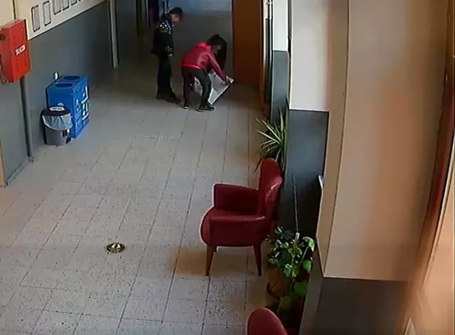 Okulda saklanan çocuklar, yardım paralarını alıp örümcek adam gibi kaçtı Okulda saklanan çocuklar, yardım paralarını alıp örümcek adam gibi kaçtı
