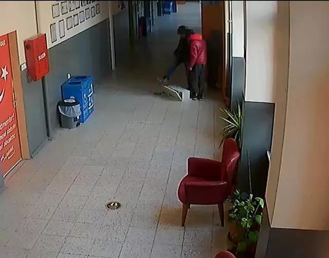 Okulda saklanan çocuklar, yardım paralarını alıp örümcek adam gibi kaçtı Okulda saklanan çocuklar, yardım paralarını alıp örümcek adam gibi kaçtı