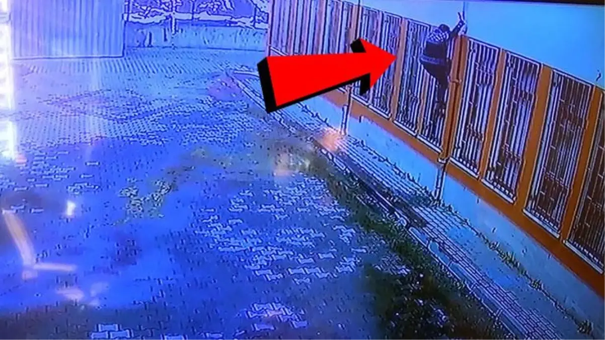 Okulda saklanan çocuklar, yardım paralarını alıp örümcek adam gibi kaçtı