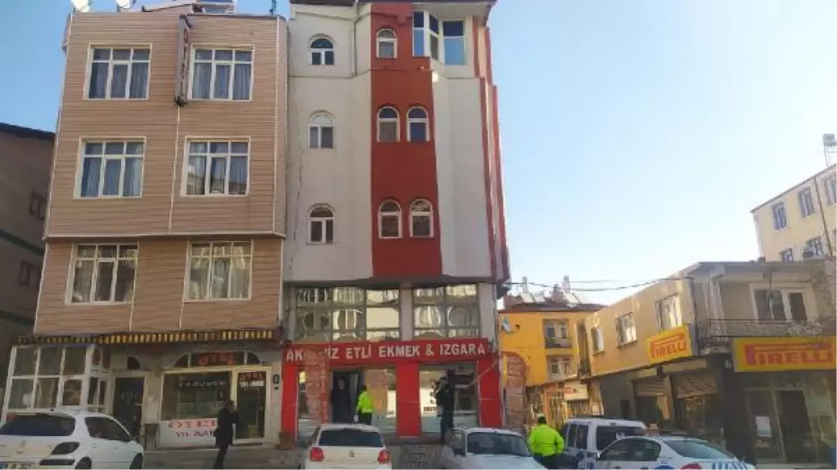 Son dakika haberleri! Otel odasında ölü bulunan öğretmen, toprağa verildi