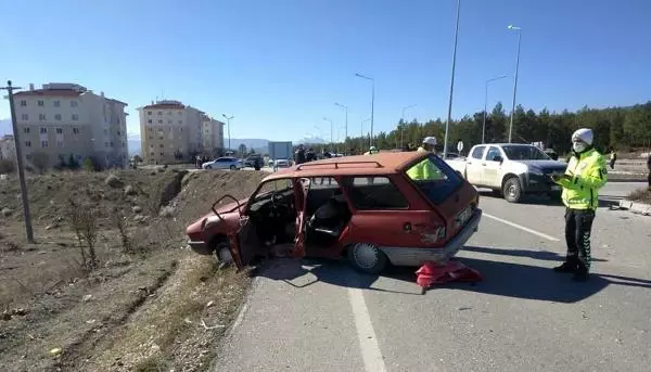 Otomobil jandarma ekip aracıyla çarpıştı: 4 yaralı Otomobil jandarma ekip aracıyla çarpıştı: 4 yaralı
