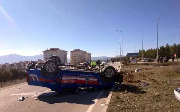 Otomobil jandarma ekip aracıyla çarpıştı: 4 yaralı Otomobil jandarma ekip aracıyla çarpıştı: 4 yaralı