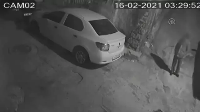 Otomobil ve tırdan yapılan hırsızlık güvenlik kameralarına yansıdı Otomobil ve tırdan yapılan hırsızlık güvenlik kameralarına yansıdı