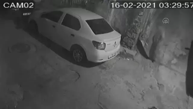 Otomobil ve tırdan yapılan hırsızlık güvenlik kameralarına yansıdı Otomobil ve tırdan yapılan hırsızlık güvenlik kameralarına yansıdı