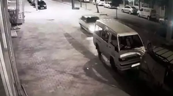 Otomobilin park halindeki araçlara çarptığı kaza kamerada Otomobilin park halindeki araçlara çarptığı kaza kamerada