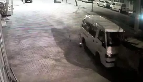 Otomobilin park halindeki araçlara çarptığı kaza kamerada Otomobilin park halindeki araçlara çarptığı kaza kamerada