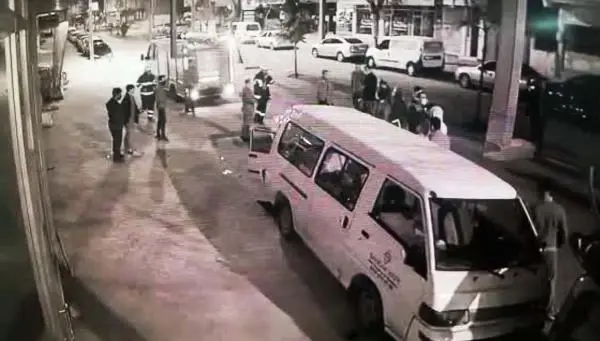 Otomobilin park halindeki araçlara çarptığı kaza kamerada Otomobilin park halindeki araçlara çarptığı kaza kamerada