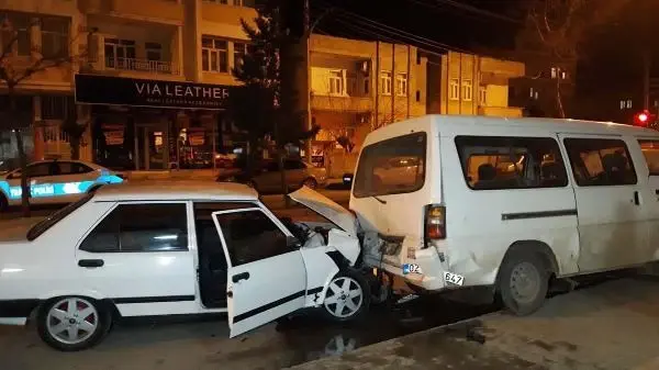 Otomobilin park halindeki araçlara çarptığı kaza kamerada Otomobilin park halindeki araçlara çarptığı kaza kamerada