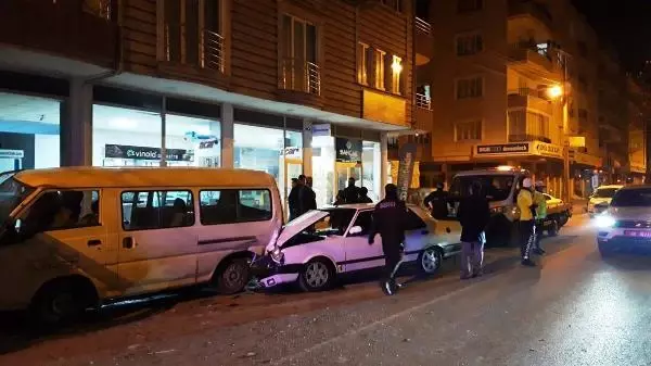 Otomobilin park halindeki araçlara çarptığı kaza kamerada Otomobilin park halindeki araçlara çarptığı kaza kamerada