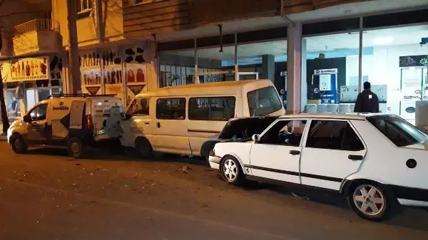 Otomobilin park halindeki araçlara çarptığı kaza kamerada Otomobilin park halindeki araçlara çarptığı kaza kamerada