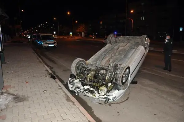 Otomobille takla atan uzman çavuş kazadan yara almadan kurtuldu Otomobille takla atan uzman çavuş kazadan yara almadan kurtuldu
