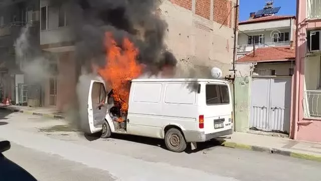 Manisa'da park halindeki minibüs çıkan yangında kullanılamaz hale geldi Manisa'da park halindeki minibüs çıkan yangında kullanılamaz hale geldi