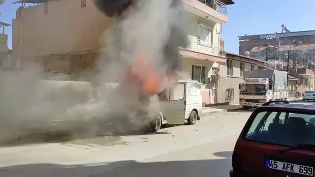 Manisa'da park halindeki minibüs çıkan yangında kullanılamaz hale geldi Manisa'da park halindeki minibüs çıkan yangında kullanılamaz hale geldi