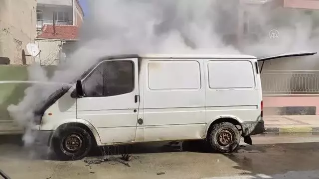 Manisa'da park halindeki minibüs çıkan yangında kullanılamaz hale geldi Manisa'da park halindeki minibüs çıkan yangında kullanılamaz hale geldi