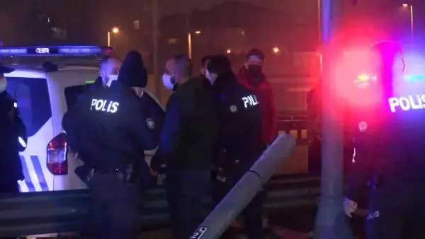 Polis denetiminden kaçan otomobil takla attı: 2 gözaltı Polis denetiminden kaçan otomobil takla attı: 2 gözaltı