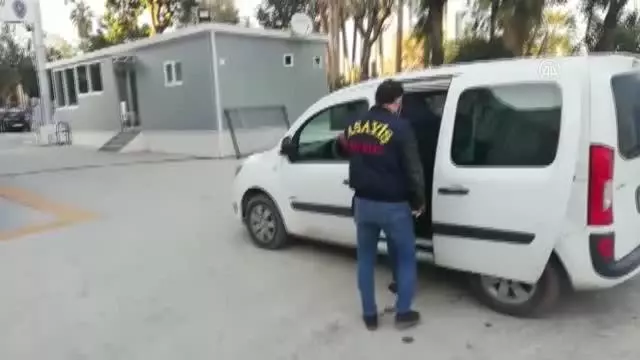 Polis kıyafeti giyen zanlı uyuşturucuyla yakalandı Polis kıyafeti giyen zanlı uyuşturucuyla yakalandı