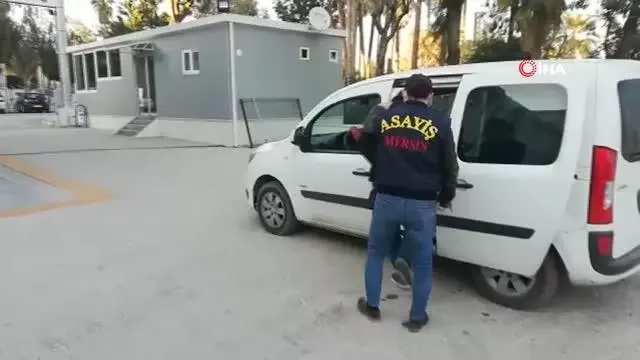 Polis yeleğiyle çevirmeye girdi, sahte polis olduğu ortaya çıktı Polis yeleğiyle çevirmeye girdi, sahte polis olduğu ortaya çıktı