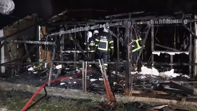 Prefabrik evde çıkan yangın sebebiyle kullanılamaz hale geldi