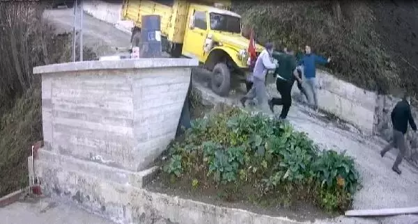 Rampada kayan kamyonun altında kalmaktan son anda kurtulanlar kamerada Rampada kayan kamyonun altında kalmaktan son anda kurtulanlar kamerada
