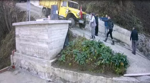 Rampada kayan kamyonun altında kalmaktan son anda kurtulanlar kamerada Rampada kayan kamyonun altında kalmaktan son anda kurtulanlar kamerada