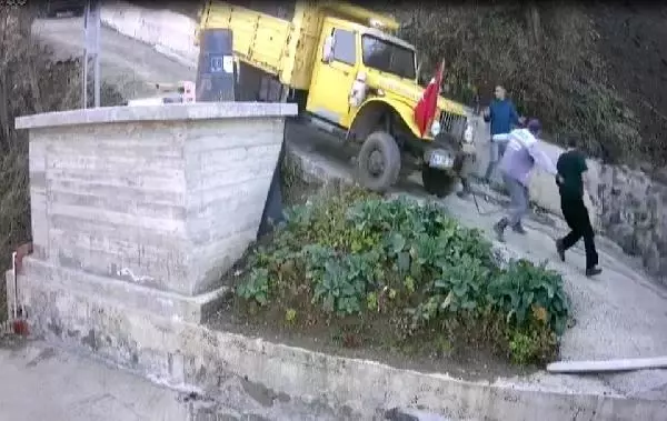 Rampada kayan kamyonun altında kalmaktan son anda kurtulanlar kamerada Rampada kayan kamyonun altında kalmaktan son anda kurtulanlar kamerada
