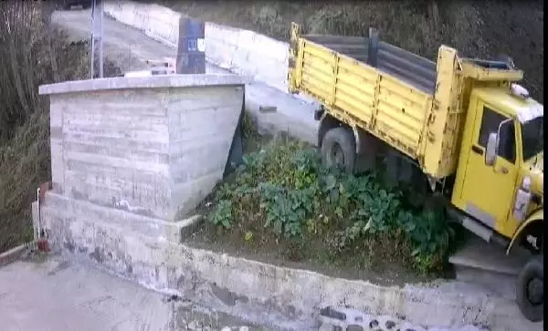 Rampada kayan kamyonun altında kalmaktan son anda kurtulanlar kamerada Rampada kayan kamyonun altında kalmaktan son anda kurtulanlar kamerada