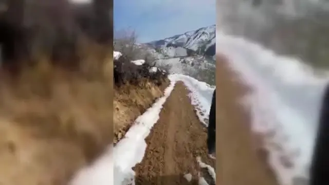 Sağlık ekipleri karda 2 kilometre yürüyerek ulaştıkları hastaya Kovid-19 aşısı yaptı Sağlık ekipleri karda 2 kilometre yürüyerek ulaştıkları hastaya Kovid-19 aşısı yaptı